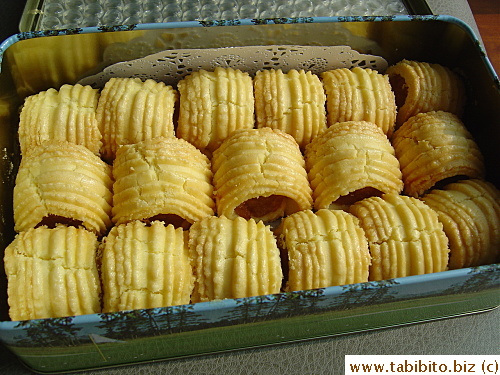 Since the pineapple cookies was just sealed with two pieces of scotch tape, I opened it and stole one for KL, hahaha!