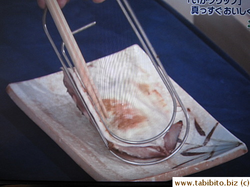 the cooked squid stays flat